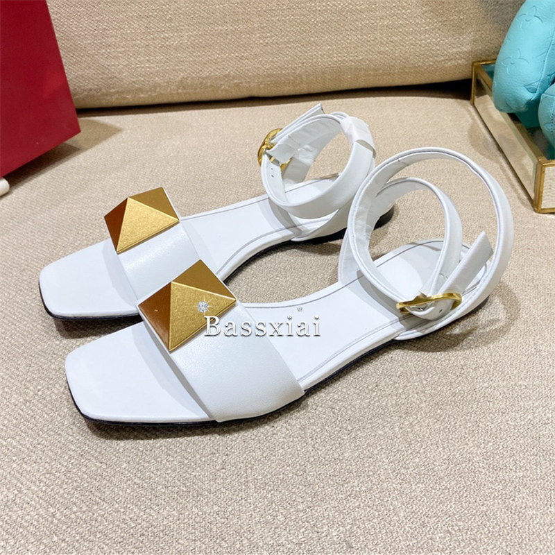 Big Rivet Buckle Decor Sandals - Women'S Shoes Big Feet avaliação e preço