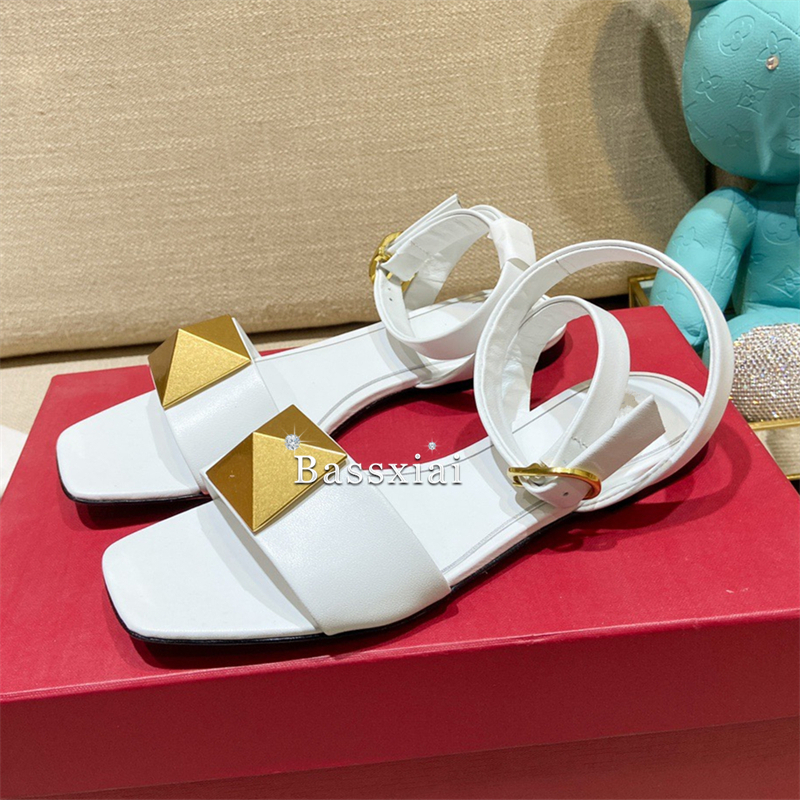 Big Rivet Buckle Decor Sandals - Women'S Shoes Big Feet avaliação e preço