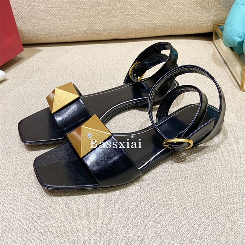 Big Rivet Buckle Decor Sandals - Women'S Shoes Big Feet avaliação e preço